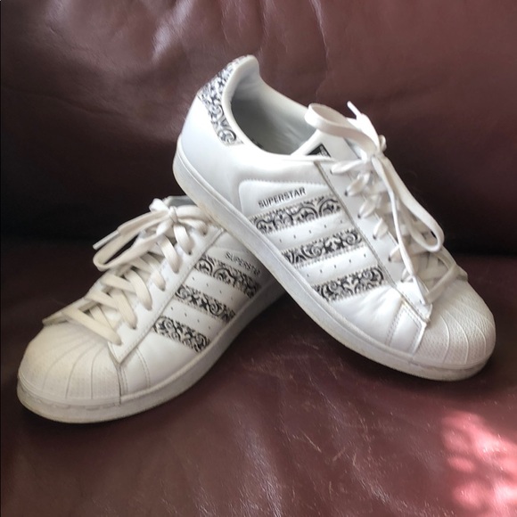 Adidas Superstar w black & white design 3 stripes Adidas Superstar w black & white design 3 stripes